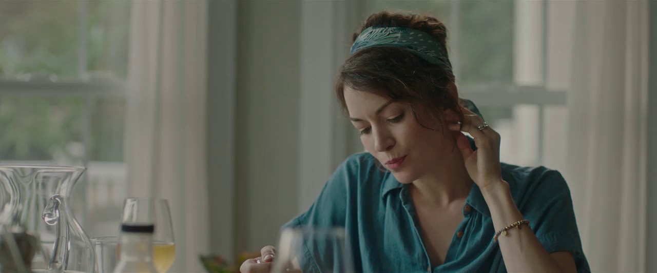 Holly Slept Over (2020) AMZN WEBRip Hindi + English 720p x264 AVC HE-AAC 2.0 ESub.mkv.0000